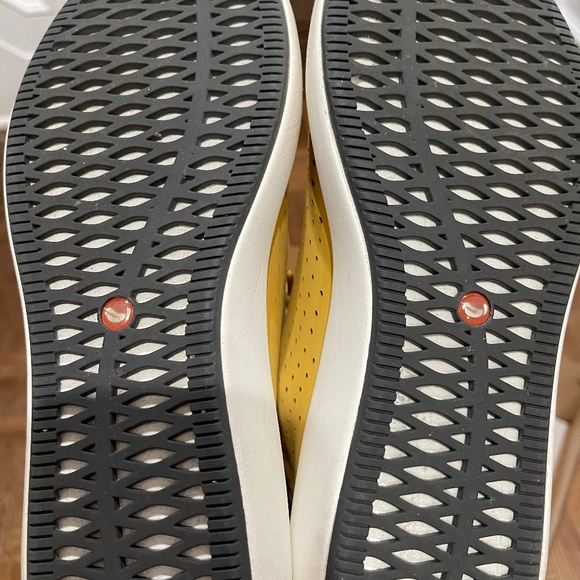 Clarks Un Rio Tie Stone Nubuck Sneakers 49853 EUC size 8.5 M yellow - Picture 9 of 10